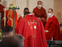 Beiden Namenspatrone: Johannes und Stephanus sind auf das Primizgewand gestickt